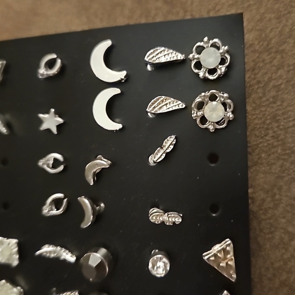 3/$20 VTG Set of Two Earring Stud Boho Princess Cards - Picture 3 of 8